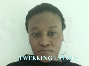 TWEKKING_LATOYA